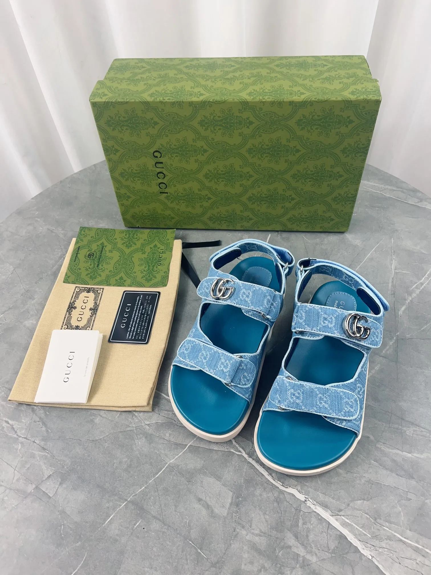 👟👟Ex-factory price 520👟👟 2024 Gucci presbyopic fabric sandals, Gucci special presbyopic canvas fabric with double G metal buckle, fabric: double G presbyopic/imported cowhide, lining: cow lining, outsole: rubber outsole, size: 35-42